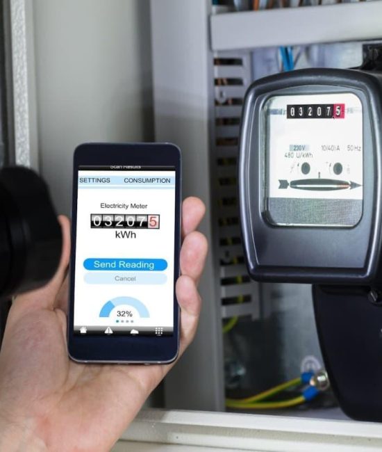 Usuario registrando la lectura de un medidor de electricidad en su teléfono móvil, mostrando el consumo en kWh y opciones de configuración.